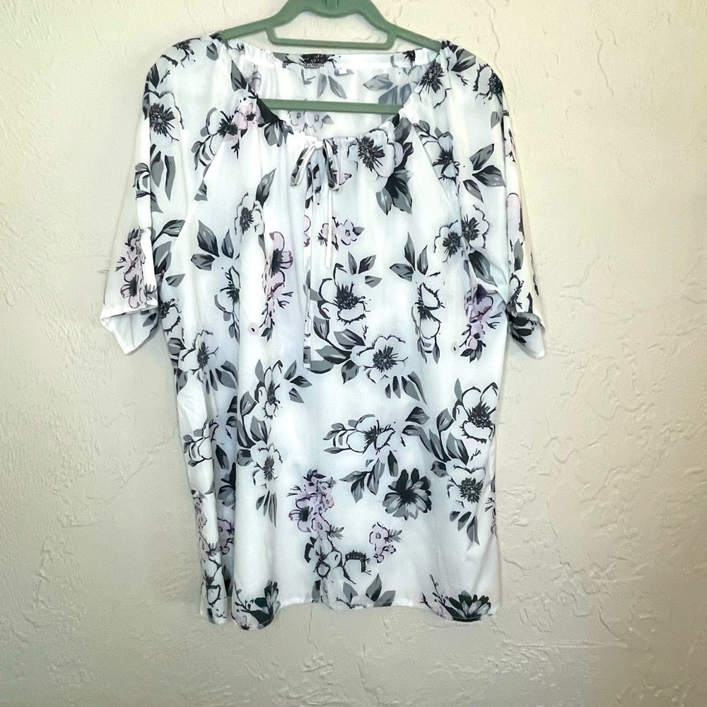 Lightweight flowered blouse. White, gray with a touch of pink. Size XXL NWOT